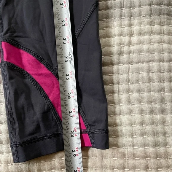 Lululemon Athletica Charcoal and Fuchsia Leggings - Picture 3 of 10